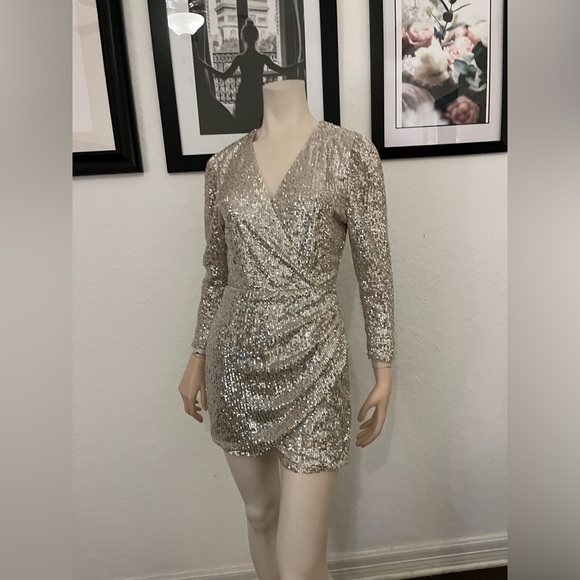 Front cross V neck silver jumpsuit skort, long sleeve, zipper, sequin romper - Picture 13 of 13